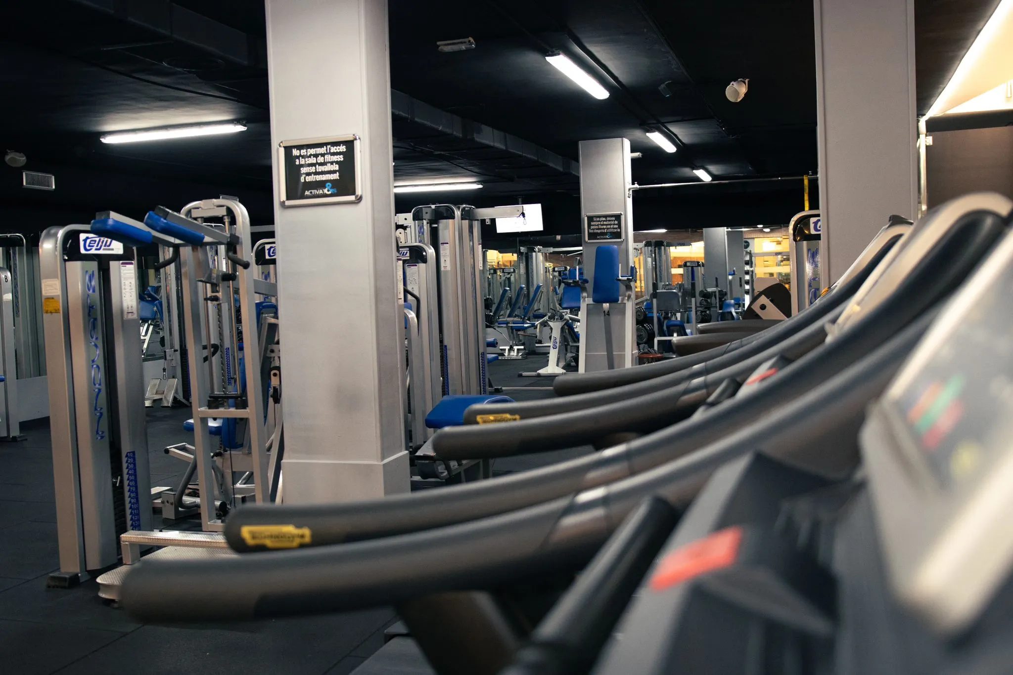 Sala de musculación y maquinas